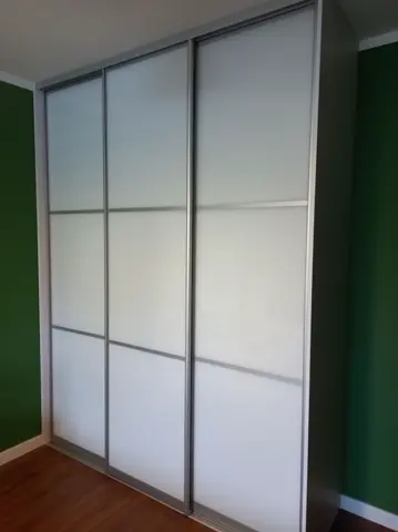 Posuvné dvere na mieru so sklenenou výplňou, biela