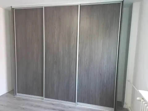 Posuvné dvere na mieru s dverami v dekore dreva, sivá