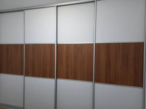 Posuvné dvere na mieru s kombinovanou výplňou dverí, kombinácia dekorov