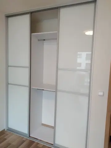 Posuvné dvere na mieru so sklenenou výplňou, biela