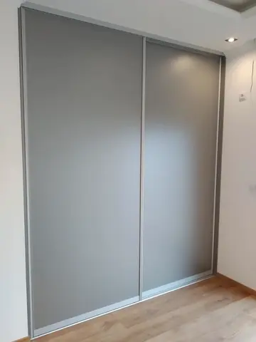 Posuvné dvere na mieru so sklenenou výplňou, sivá