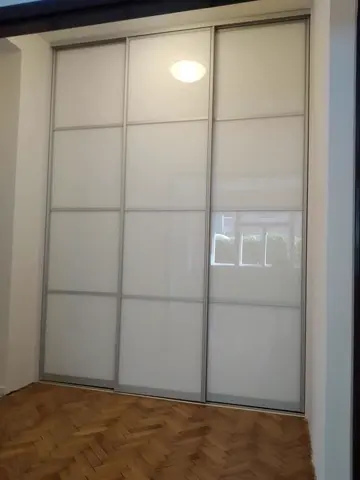 Posuvné dvere na mieru so sklenenou výplňou, biela
