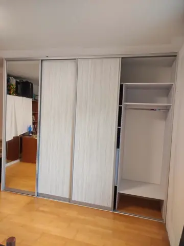 Posuvné dvere na mieru s kombinovanou výplňou dverí vo svetlom dekore javor