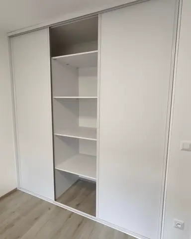 Posuvné dvere na mieru s dverami v dekore dreva, biela