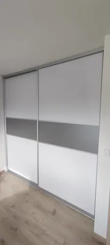 Posuvné dvere na mieru s kombinovanou výplňou dverí, kombinácia dekorov