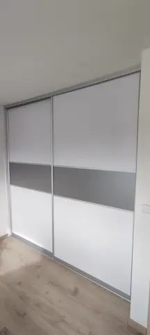 Posuvné dvere na mieru s kombinovanou výplňou dverí, kombinácia dekorov