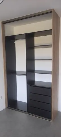 Posuvné dvere na mieru so zrkadlovými dverami, kombinácia dekorov