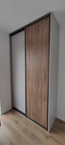 Posuvné dvere na mieru s kombinovanou výplňou dverí v dekore orech