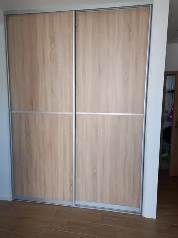 Posuvné dvere na mieru do chodby a predsiene s dverami v dekore dub