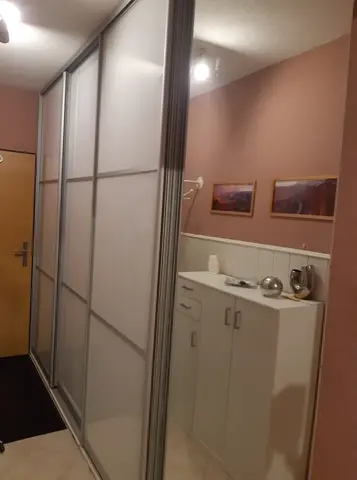 Posuvné dvere na mieru do chodby a predsiene so sklenenou výplňou, biela