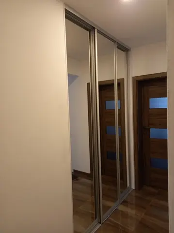 Posuvné dvere na mieru do chodby a predsiene so zrkadlovými dverami, sivá