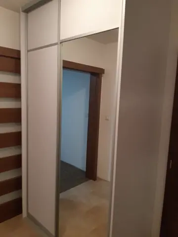 Posuvné dvere na mieru do chodby a predsiene s kombinovanou výplňou dverí, biela