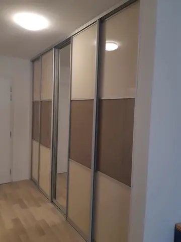 Posuvné dvere na mieru do chodby a predsiene s kombinovanou výplňou dverí, kombinácia dekorov