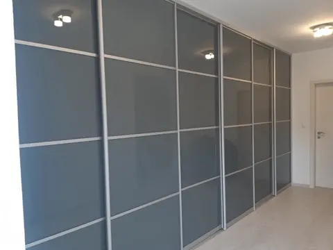 Posuvné dvere na mieru do chodby a predsiene so sklenenou výplňou, sivá