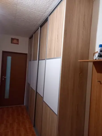 Posuvné dvere na mieru do chodby a predsiene s kombinovanou výplňou dverí v dekore dub