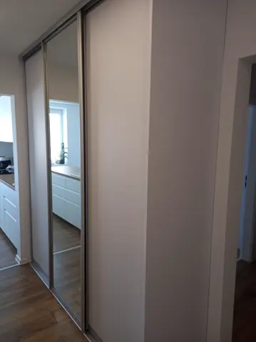 Posuvné dvere na mieru do chodby a predsiene s kombinovanou výplňou dverí, biela