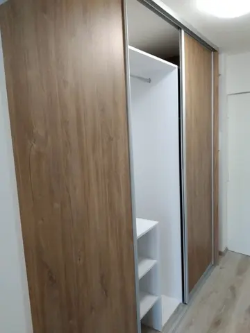 Posuvné dvere na mieru do chodby a predsiene s dverami v dekore dub