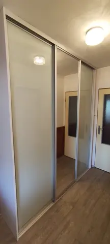 Posuvné dvere na mieru do chodby a predsiene s kombinovanou výplňou dverí, biela