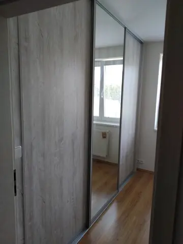 Posuvné dvere na mieru do chodby a predsiene s kombinovanou výplňou dverí v dekore dub