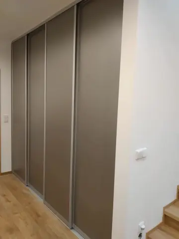 Posuvné dvere na mieru do chodby a predsiene s dverami v dekore dreva, sivá