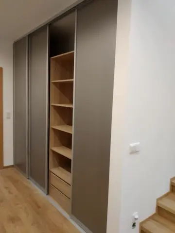 Posuvné dvere na mieru do chodby a predsiene s kombinovanou výplňou dverí, sivá