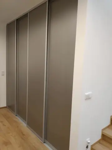 Posuvné dvere na mieru do chodby a predsiene so sklenenou výplňou, sivá