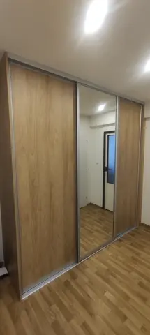 Posuvné dvere na mieru do chodby a predsiene s kombinovanou výplňou dverí v dekore dub
