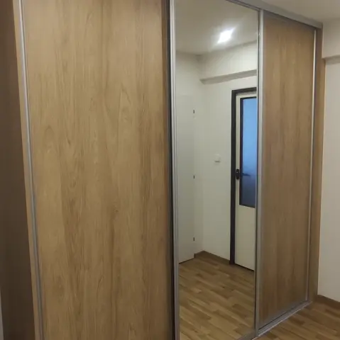 Posuvné dvere na mieru do chodby a predsiene s kombinovanou výplňou dverí v dekore dub