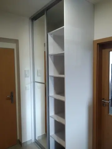 Posuvné dvere na mieru do chodby a predsiene s kombinovanou výplňou dverí, biela