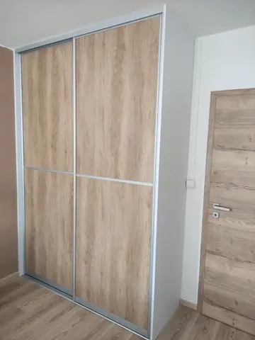 Posuvné dvere na mieru do chodby a predsiene s dverami v dekore dub