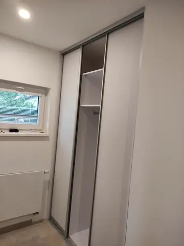 Posuvné dvere na mieru do chodby a predsiene so sklenenou výplňou, biela