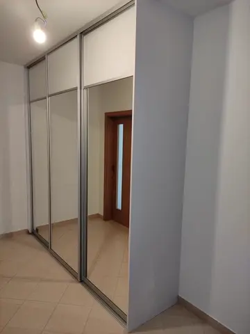 Posuvné dvere na mieru do chodby a predsiene s kombinovanou výplňou dverí, biela
