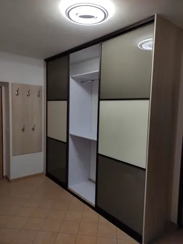 Posuvné dvere na mieru do chodby a predsiene so sklenenou výplňou, kombinácia dekorov