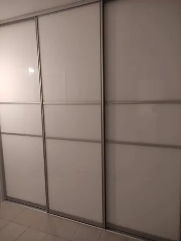 Posuvné dvere na mieru do chodby a predsiene so sklenenou výplňou, biela