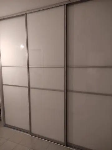 Posuvné dvere na mieru do chodby a predsiene so sklenenou výplňou, biela