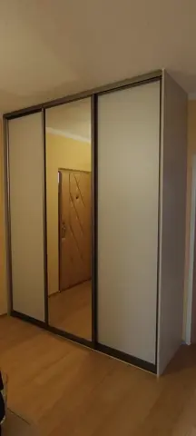 Posuvné dvere na mieru do chodby a predsiene s kombinovanou výplňou dverí, biela