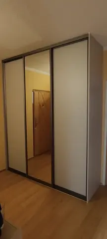 Posuvné dvere na mieru do chodby a predsiene s kombinovanou výplňou dverí, biela