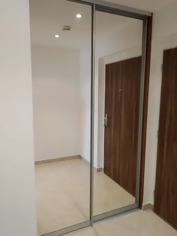 Posuvné dvere na mieru do chodby a predsiene so zrkadlovými dverami