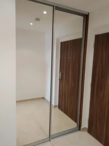Posuvné dvere na mieru do chodby a predsiene so zrkadlovými dverami
