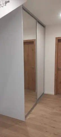 Posuvné dvere na mieru do chodby a predsiene s kombinovanou výplňou dverí, biela