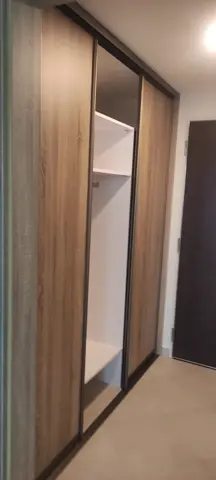 Posuvné dvere na mieru do chodby a predsiene s kombinovanou výplňou dverí v dekore dub
