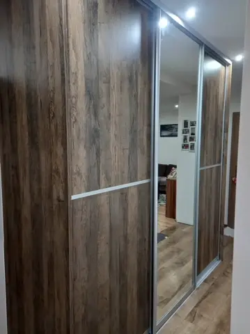 Posuvné dvere na mieru do chodby a predsiene s kombinovanou výplňou dverí v dekore orech