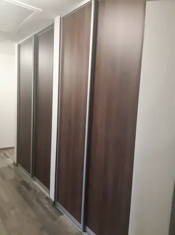 Posuvné dvere na mieru do chodby a predsiene s dverami v dekore orech