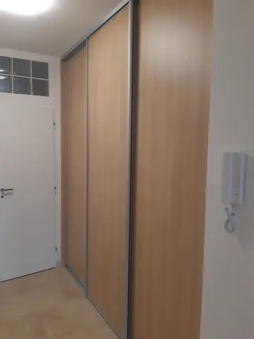 Posuvné dvere na mieru do chodby a predsiene s dverami v dekore buk