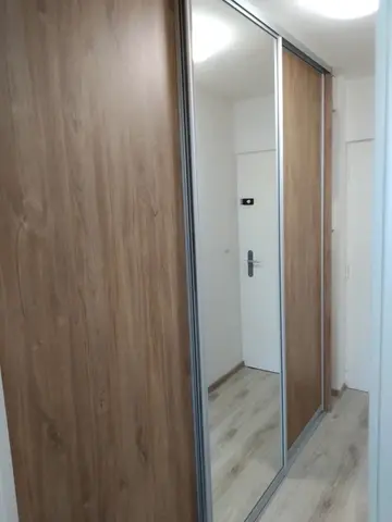 Posuvné dvere na mieru do chodby a predsiene s kombinovanou výplňou dverí v dekore orech