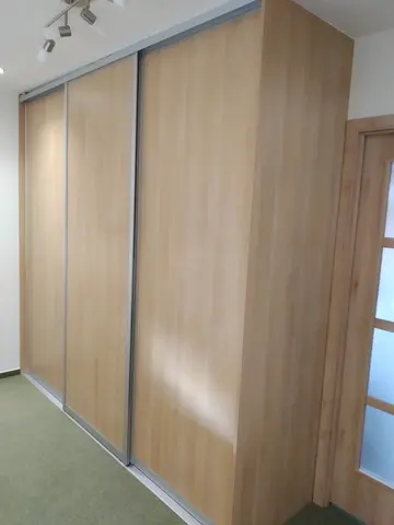 Posuvné dvere na mieru do chodby a predsiene s dverami v dekore buk