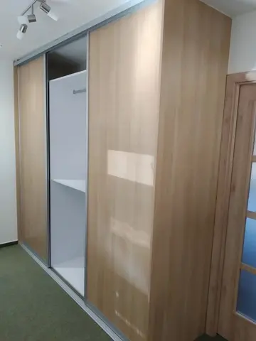 Posuvné dvere na mieru do chodby a predsiene s dverami v dekore buk