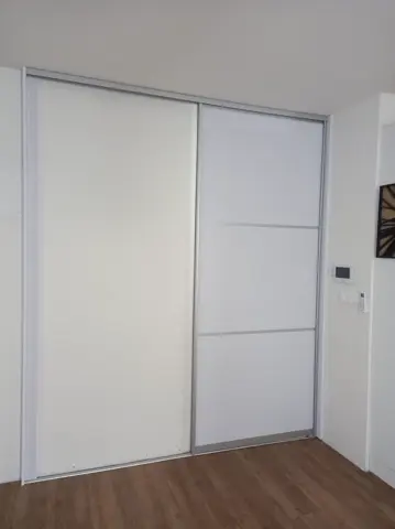 Posuvné dvere na mieru do chodby a predsiene so sklenenou výplňou, biela