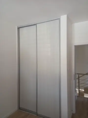 Posuvné dvere na mieru do chodby a predsiene s dverami v dekore javor