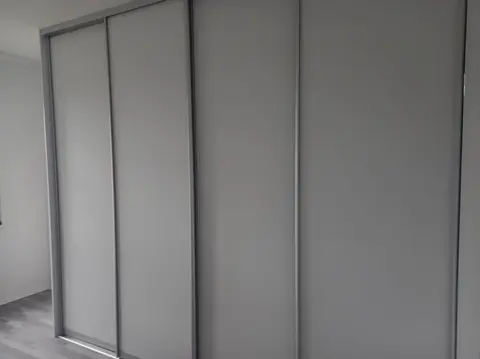 Posuvné dvere na mieru do chodby a predsiene so sklenenou výplňou, sivá